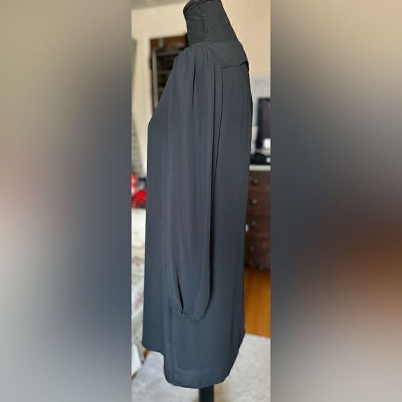 🔵 5 for $25 C black flowy long sleeve a line dress with key hole back - Picture 2 of 7